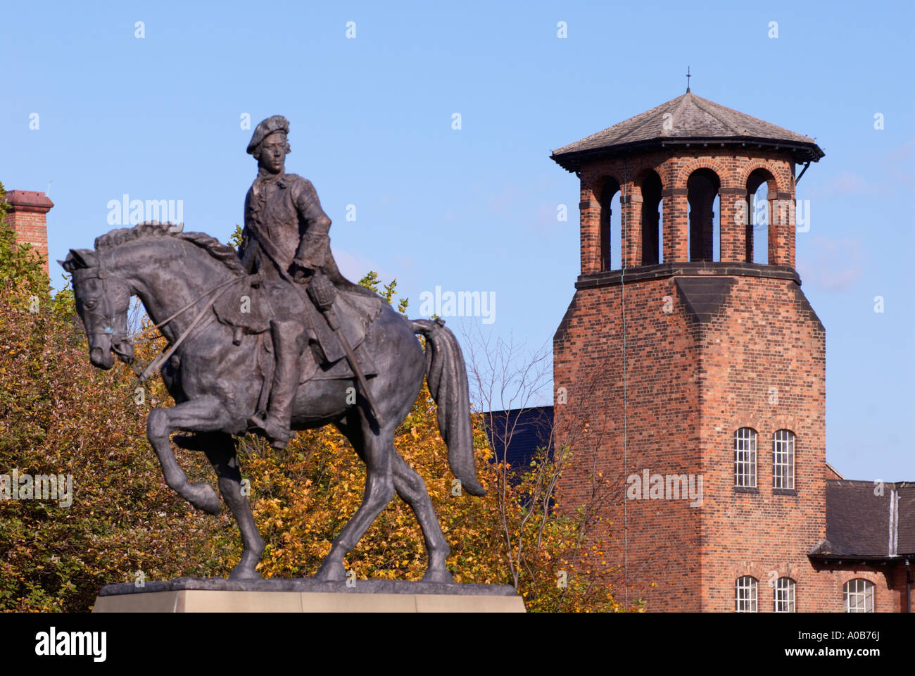 "Bonnie Prince Charlie" Statue und das Industriemuseum in Derby "Great Britain" Stockfoto