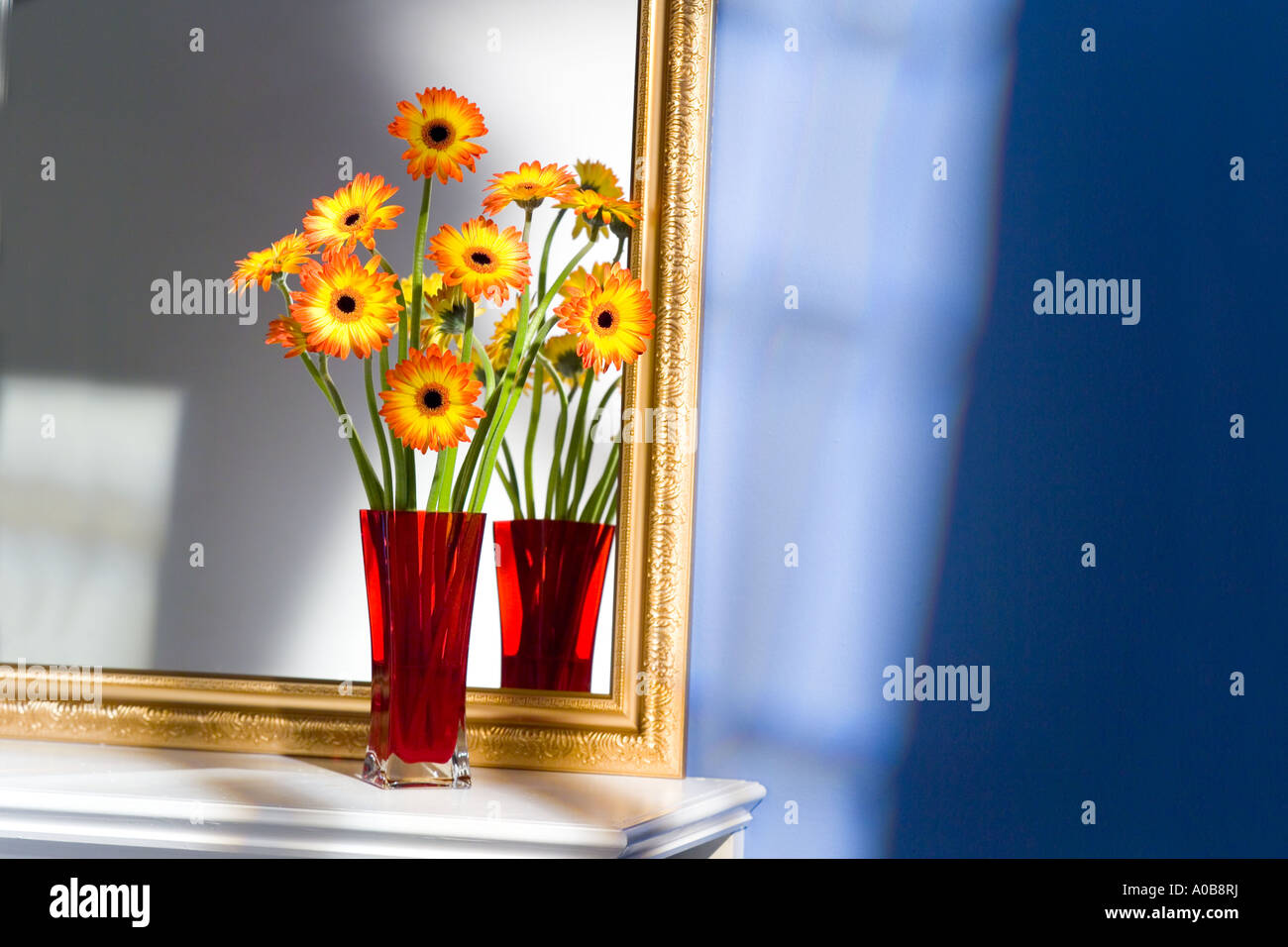 Blumen auf Kaminsims horizontal Stockfoto