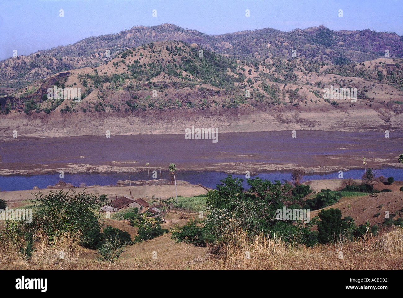 Das Narmada Flussbett in der Nähe von Manibeli in Gujarat (Indien), gerade oberhalb des Sardar Sarovar Dammes ist voller Schlamm. Stockfoto