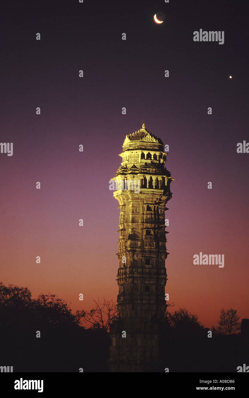 Vijaya Stambha in das Nachtlicht gesehen. Turm des Sieges ist 122 ft hoch. Chittorgarh Fort, Rajasthan, Indien Stockfoto