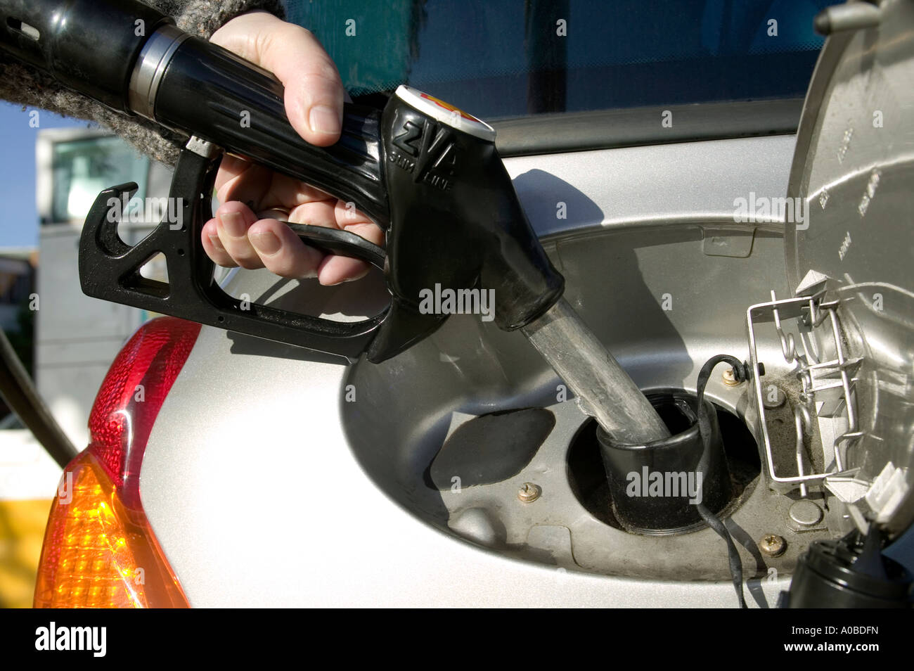 Ein Auto füllen mit Kraftstoff diesel Stockfoto