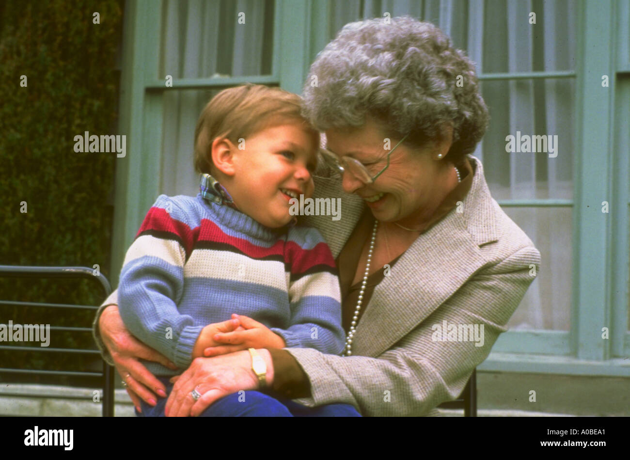 Oma mit Enkel in Los Angeles Kalifornien Stockfoto