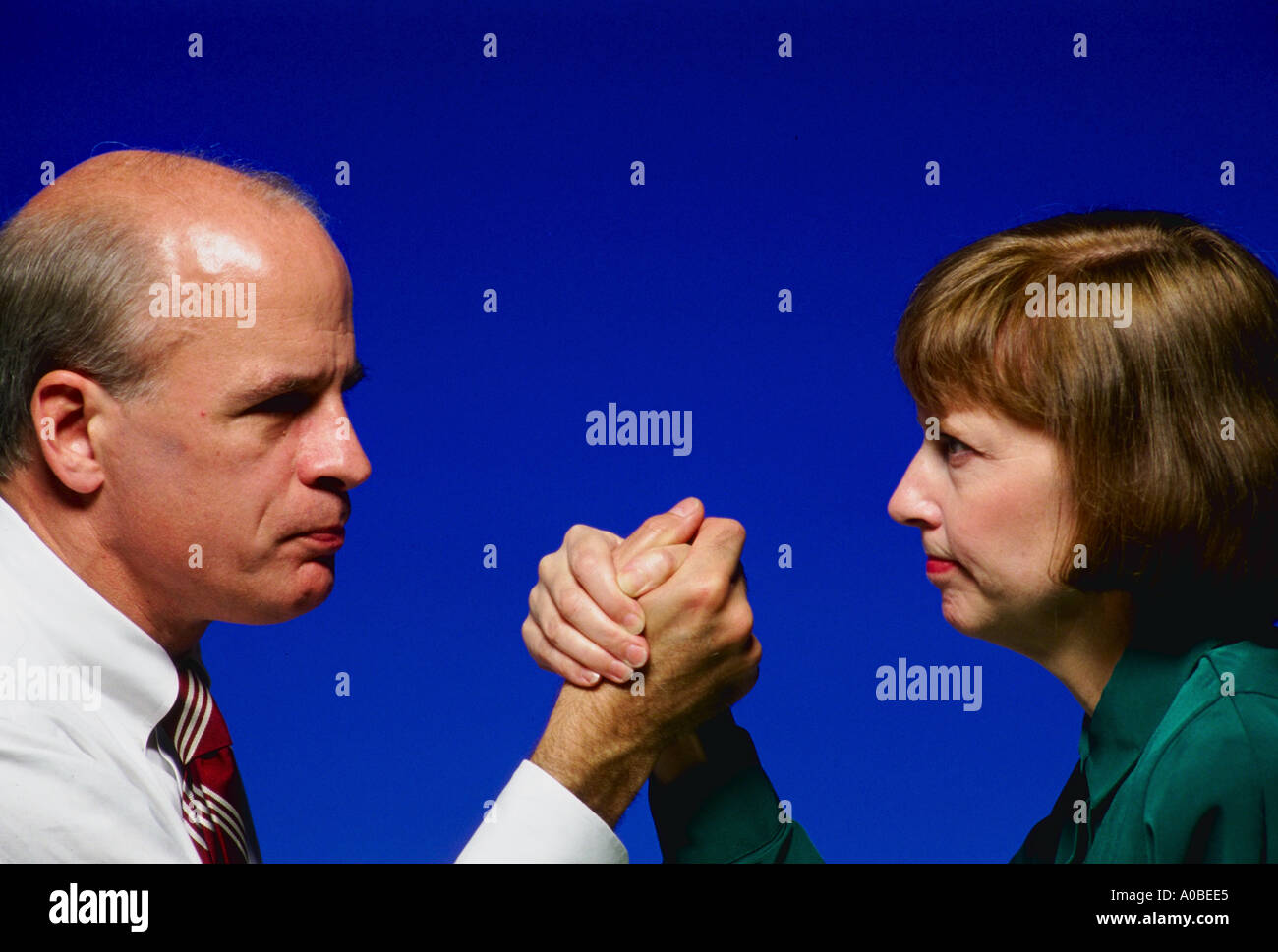 Der Kampf der Geschlechter-Mann und Frau-Armdrücken mit einander Stockfoto