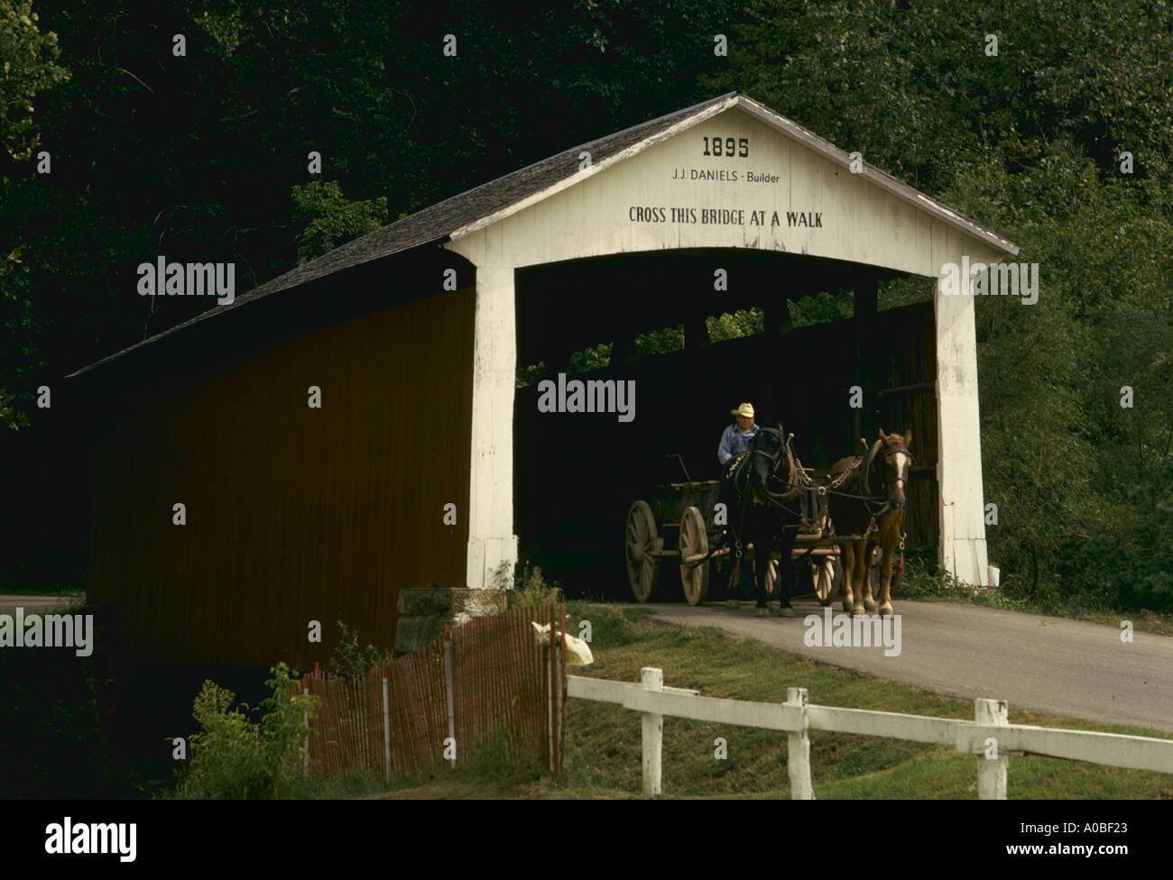 Pferd und Wagen, die durch überdachte Brücke in Illinois Stockfoto