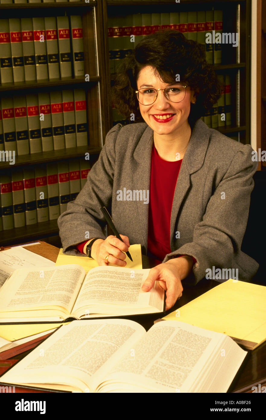 Rechtsanwältin in Bibliothek Modell veröffentlicht Stockfoto