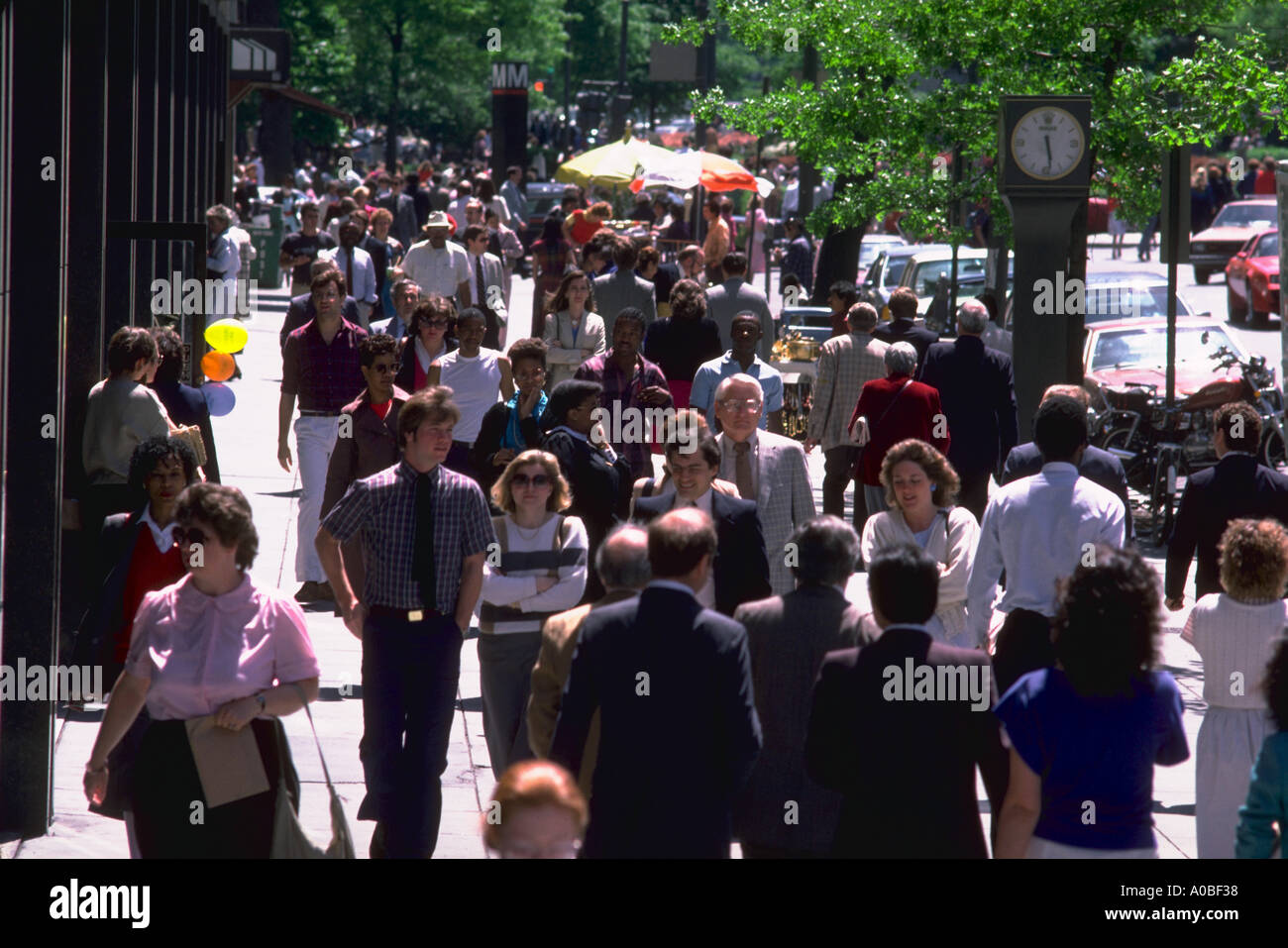 Menschen Connecticut Avenue entlang und überqueren die Straße in Washington DC AB49220 Stockfoto