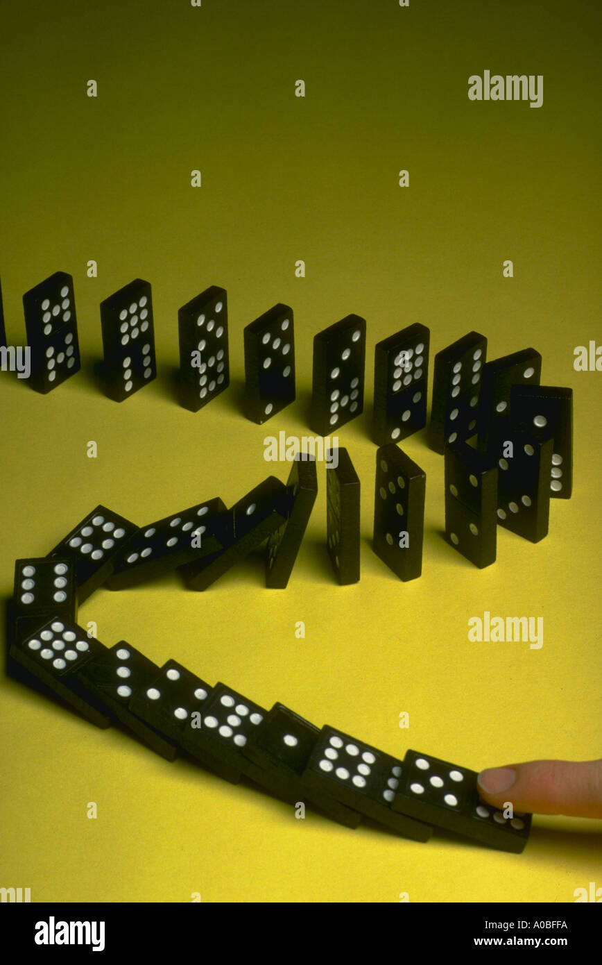 Ursache-Wirkung-Action mit Domino-Kettenreaktion Stockfoto
