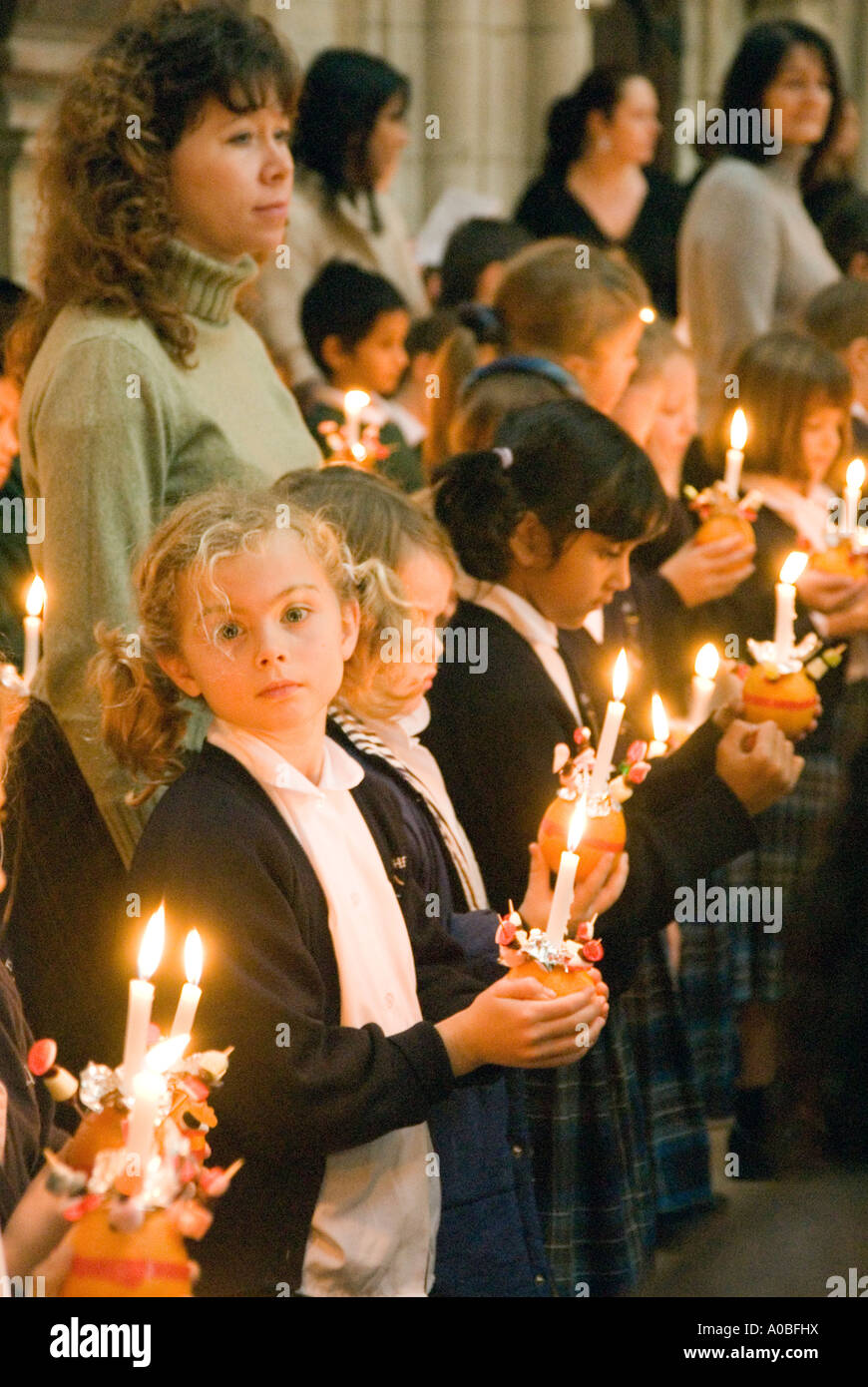 Schulmädchen in einem Christingle Gottesdienst in Westminster Abbey, London, England, UK Stockfoto