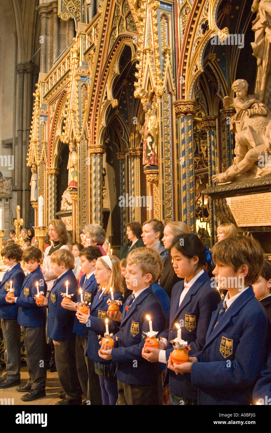 Schülerinnen und Schüler an einem Christingle Gottesdienst in Westminster Abbey, London England UK Stockfoto