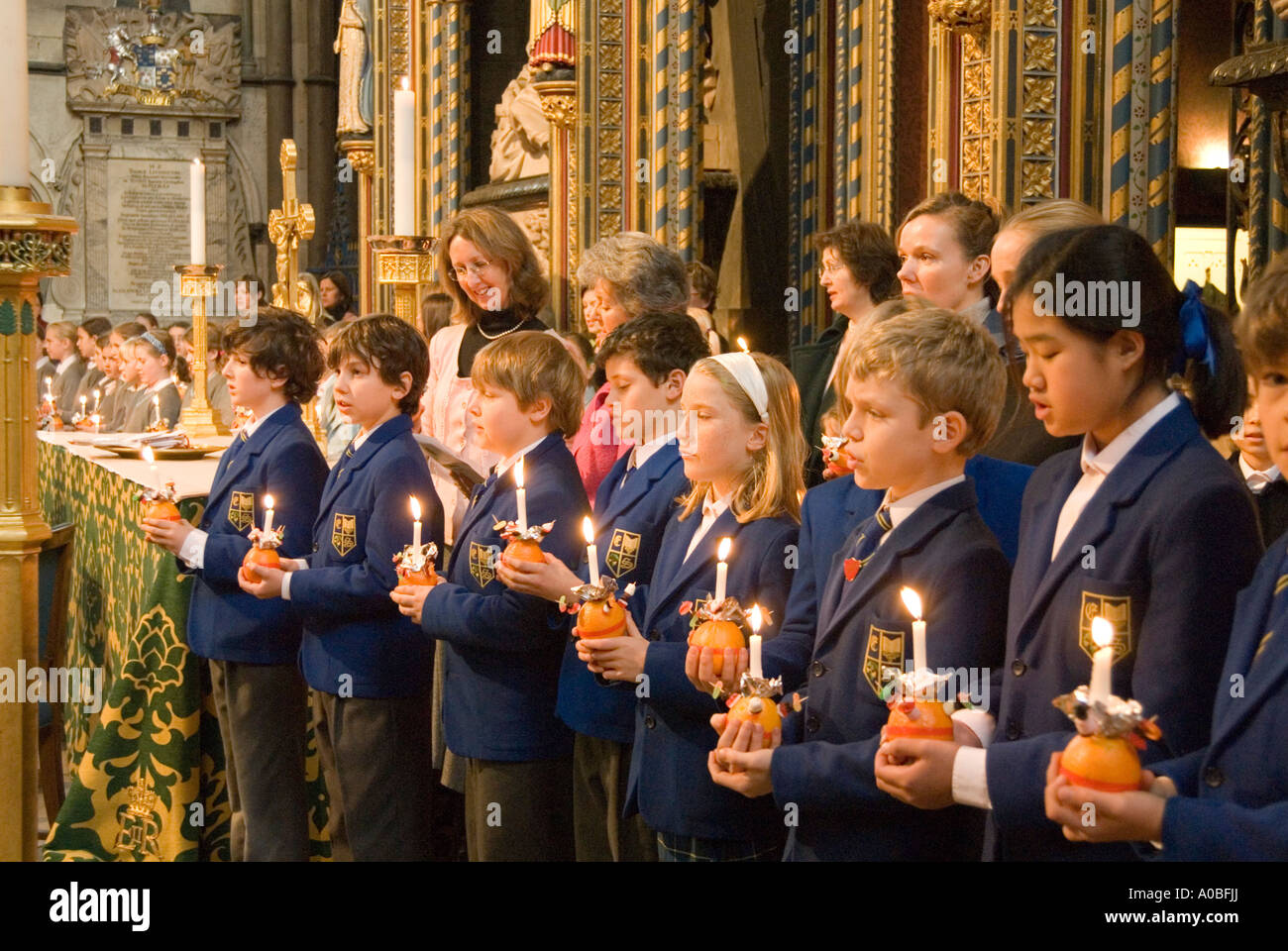 Schülerinnen und Schüler an einem Christingle Gottesdienst in Westminster Abbey, London, England, UK Stockfoto