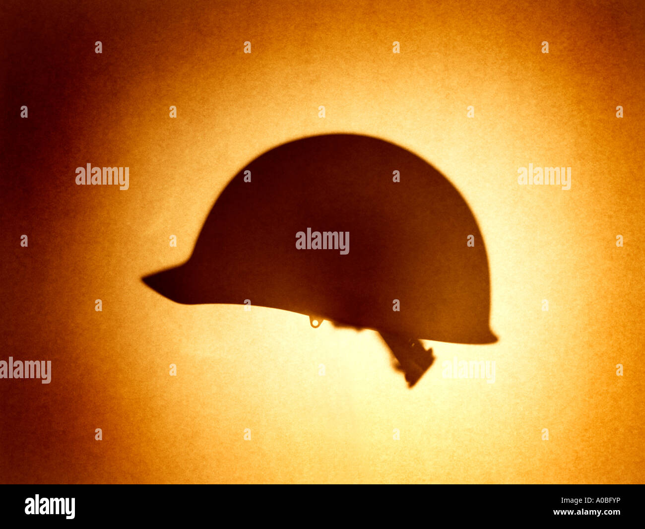 Hut Army Helm K-Pot persönliche Rüstung Kopfbedeckung Sicherheit militärischen Bauarbeiterhelm Männer Frauen Mann Frau Silhouette Schatten Stockfoto