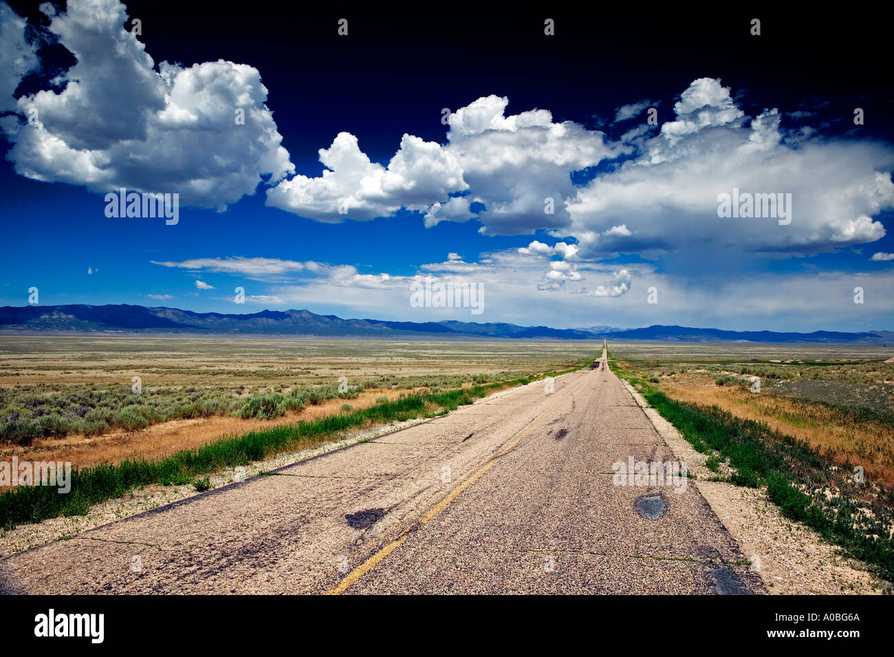 Wolken und einsame Straße in der Nähe von Elko, Nevada Stockfoto