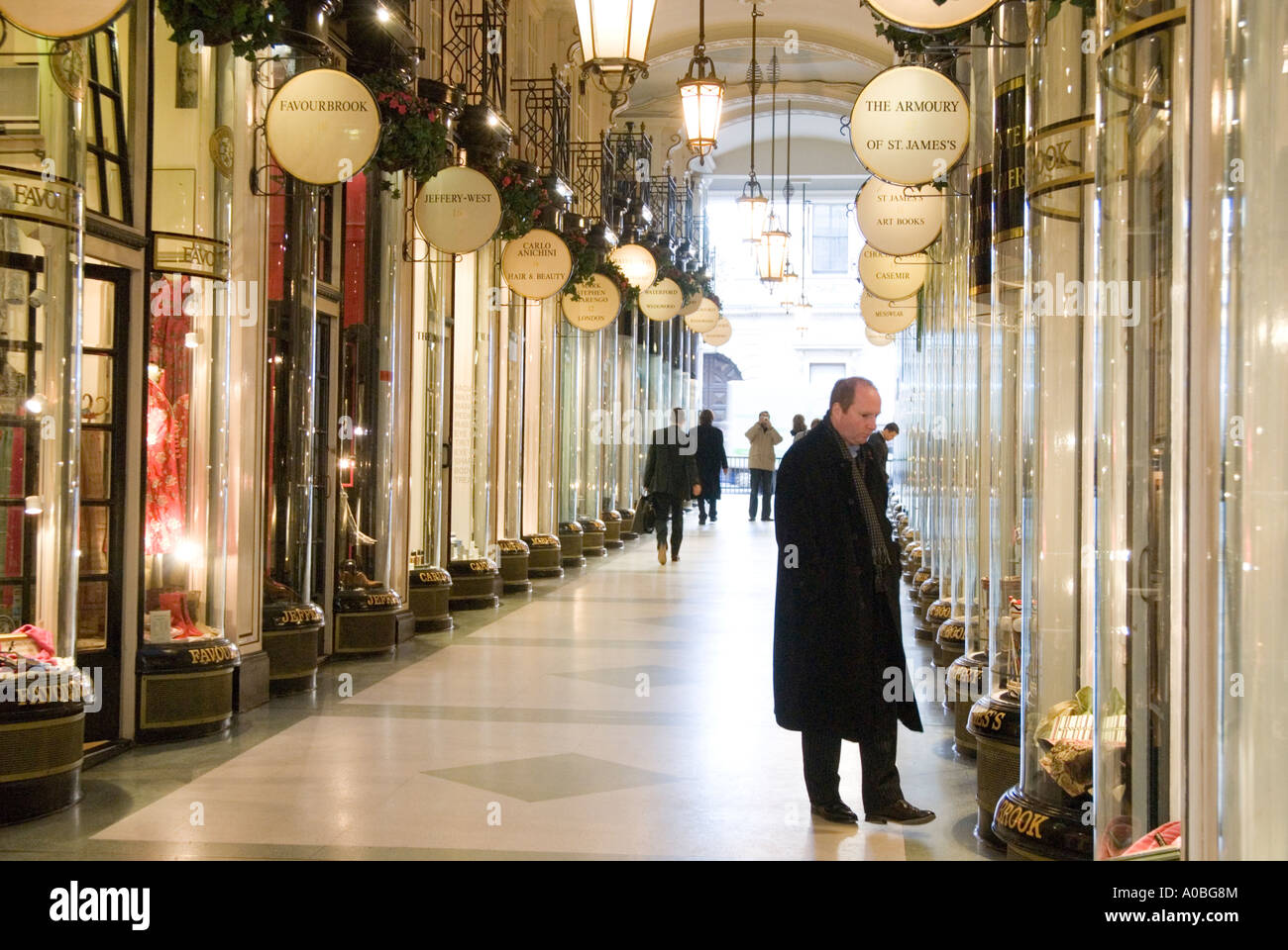 Einkaufen in Piccadilly Arcade London England UK Stockfoto