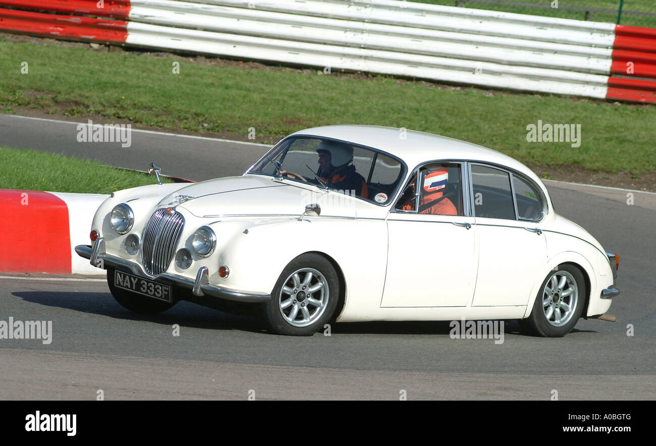 Weiße Jaguar MK2 Limousine auf einer Rennstrecke in Großbritannien Stockfoto