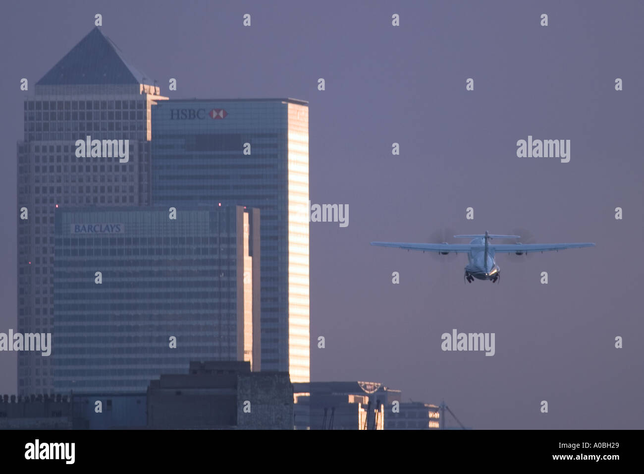 Flugzeug abheben am London City Airport mit Canary Wharf im Hintergrund Stockfoto