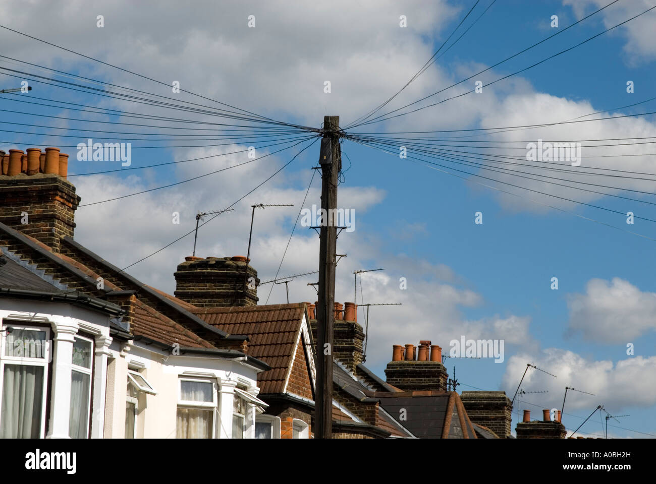 Telegrafenmast in Wohnstraße, Haringey, London, England, UK Stockfoto