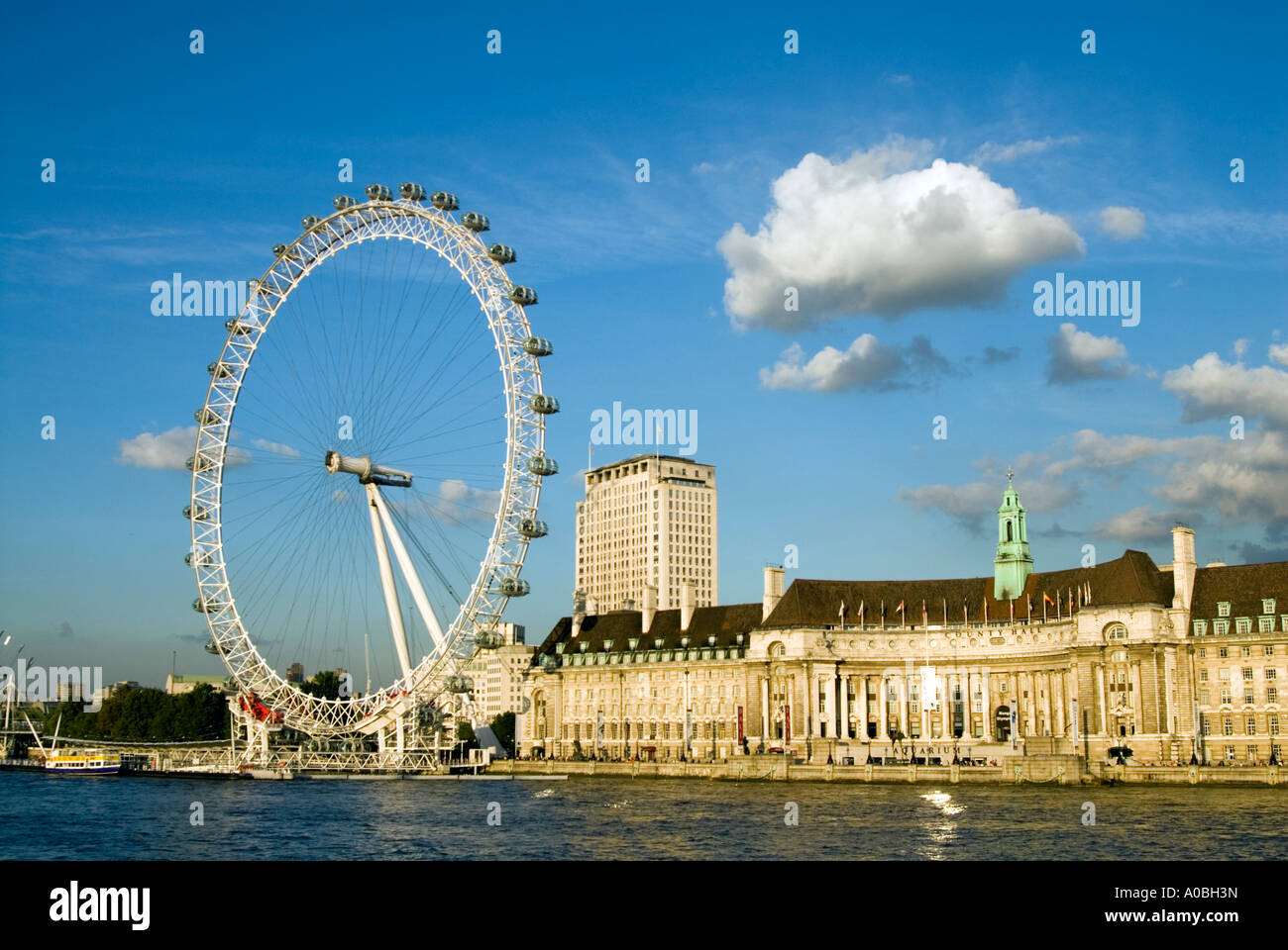Das London Eye und die County Hall auf dem Fluß Themse, England UK Stockfoto