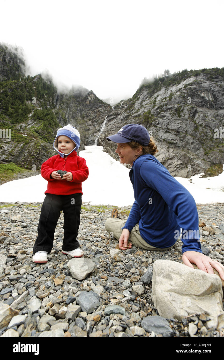 Junges Mädchen und ihre Mutter in bergigen Boulder Feld große vier Trail Mt Baker Snoqualmie National Forest Washington USA Stockfoto