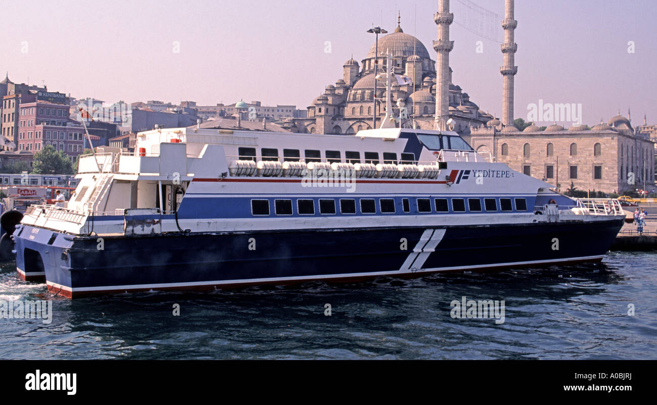 Fähre verankert in der Nähe von Sultan Süleyman Moschee Istanbul-Türkei Stockfoto