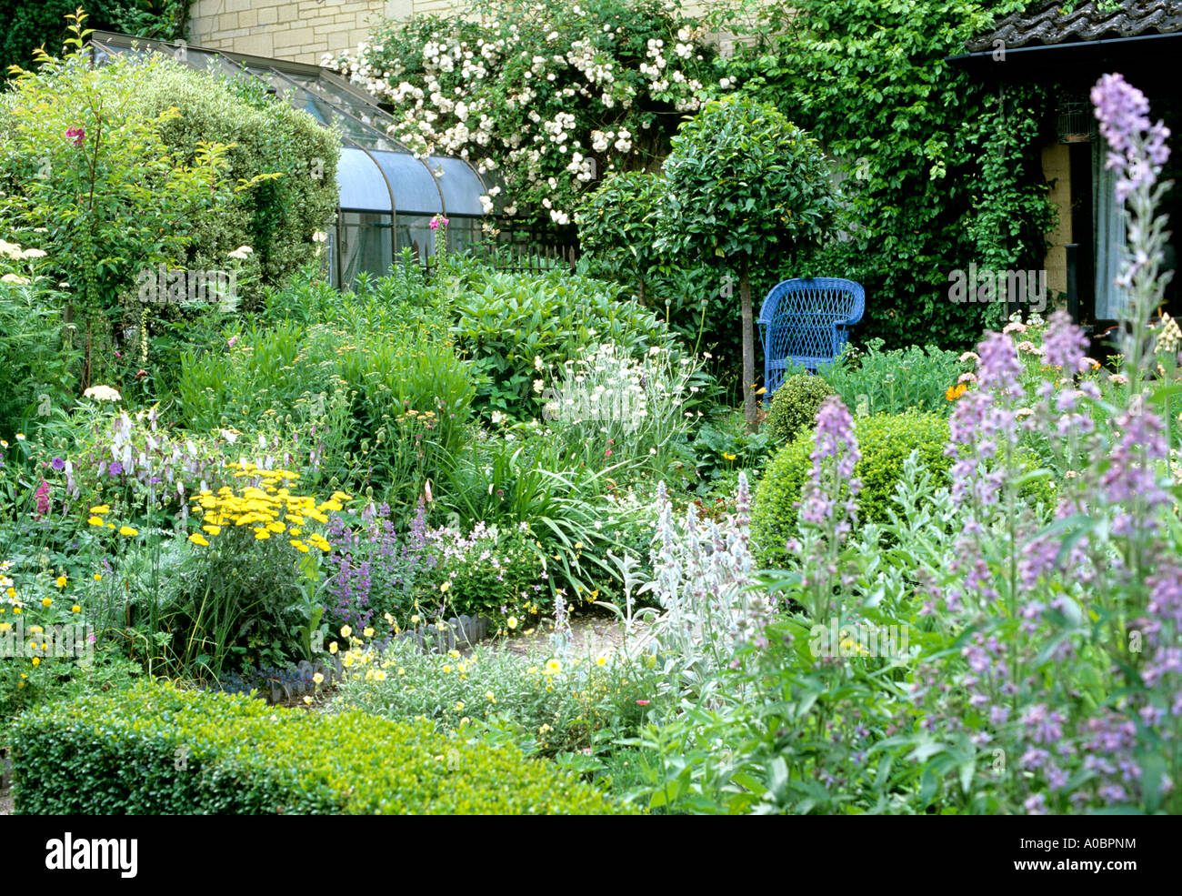 Blumenbeete in einem englischen Landhaus-Garten Stockfoto
