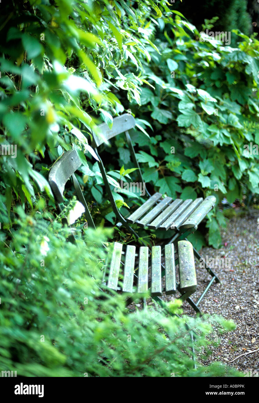 Französische Café Stil Stühle mit Lattenrost sitzen in einem Garten Stockfoto