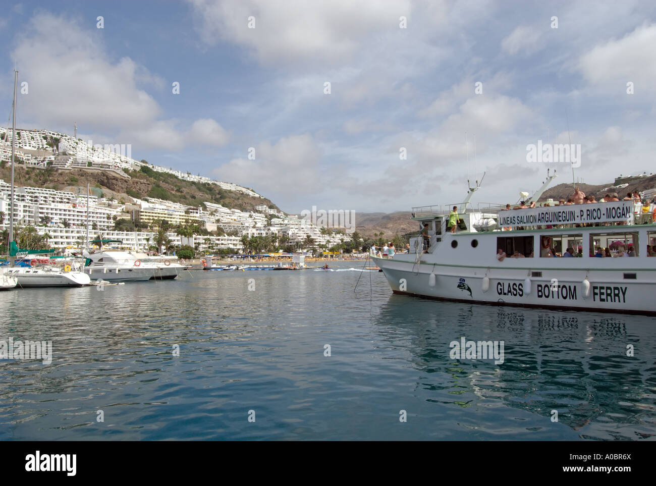 Das Hafengebiet von Puerto Rico, einem berühmten Touristenziel, auf der großen Kanareninsel in Spanien. Stockfoto