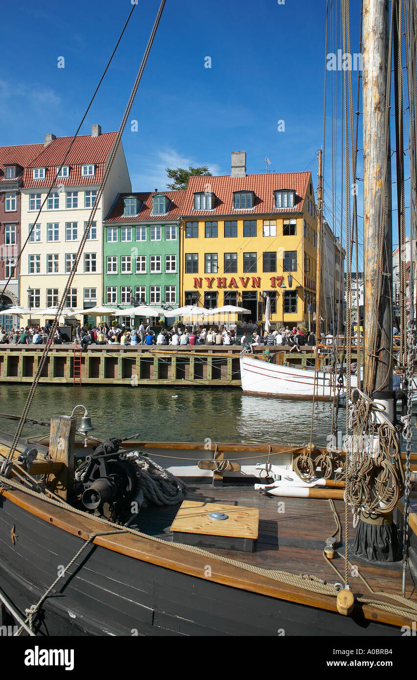 Festgemachten Segelbooten, Nyhavn 17 Café mit überfüllten Kai Nyhavn, Kopenhagen, Dänemark Stockfoto