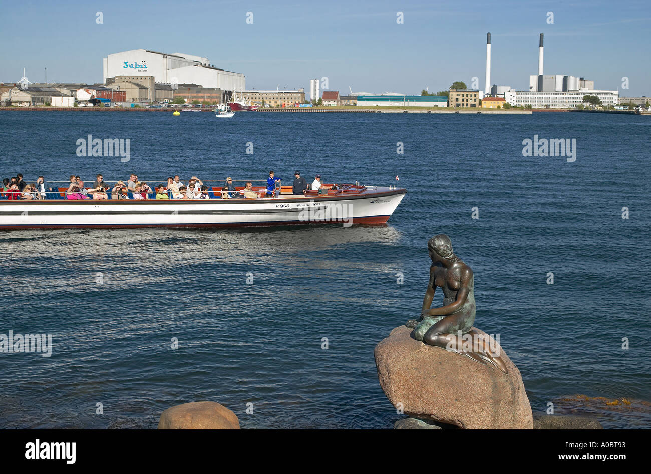 Die kleine Meerjungfrau-Statue und touristischen Sehenswürdigkeiten tour Boot, Kopenhagen, Dänemark Stockfoto