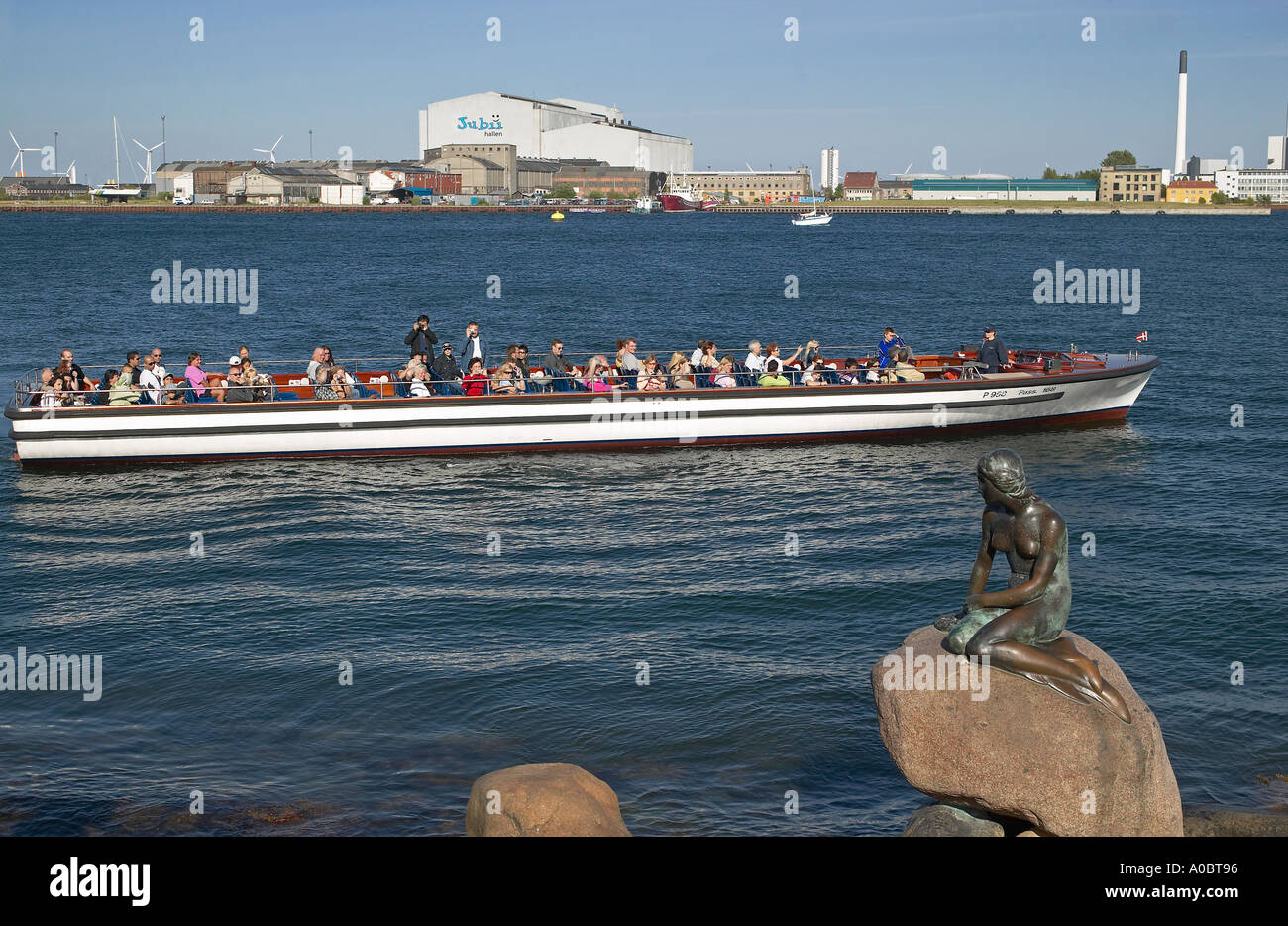 Die kleine Meerjungfrau-Statue und touristischen Sehenswürdigkeiten tour Boot, Kopenhagen, Dänemark Stockfoto