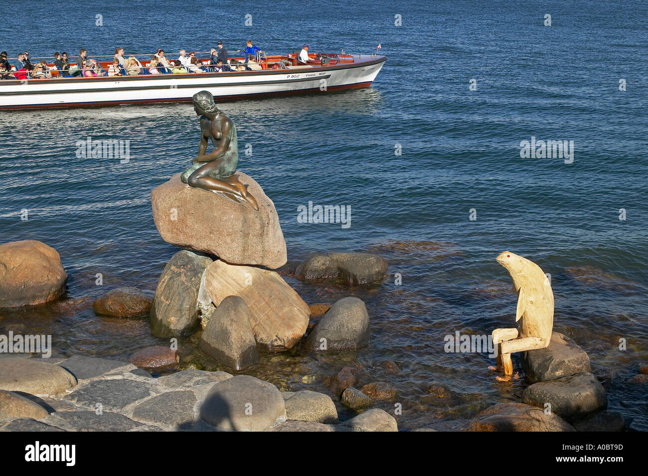 Die kleine Meerjungfrau-Statue und touristischen Sehenswürdigkeiten tour Boot, Kopenhagen, Dänemark Stockfoto