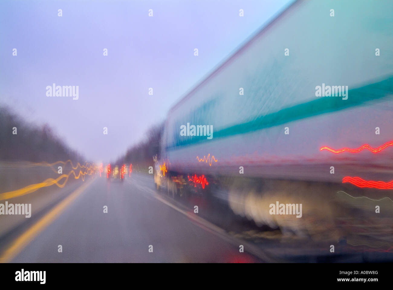 PKW LKW & LKW Beschleunigung auf der Autobahn, USA Stockfoto