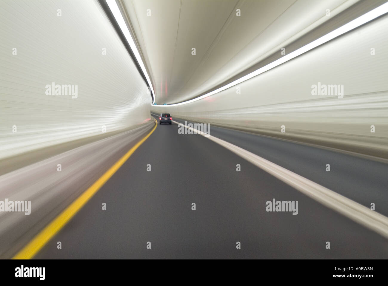 PKW LKW & LKW Beschleunigung auf der Autobahn und durch Tunnel, USA Stockfoto