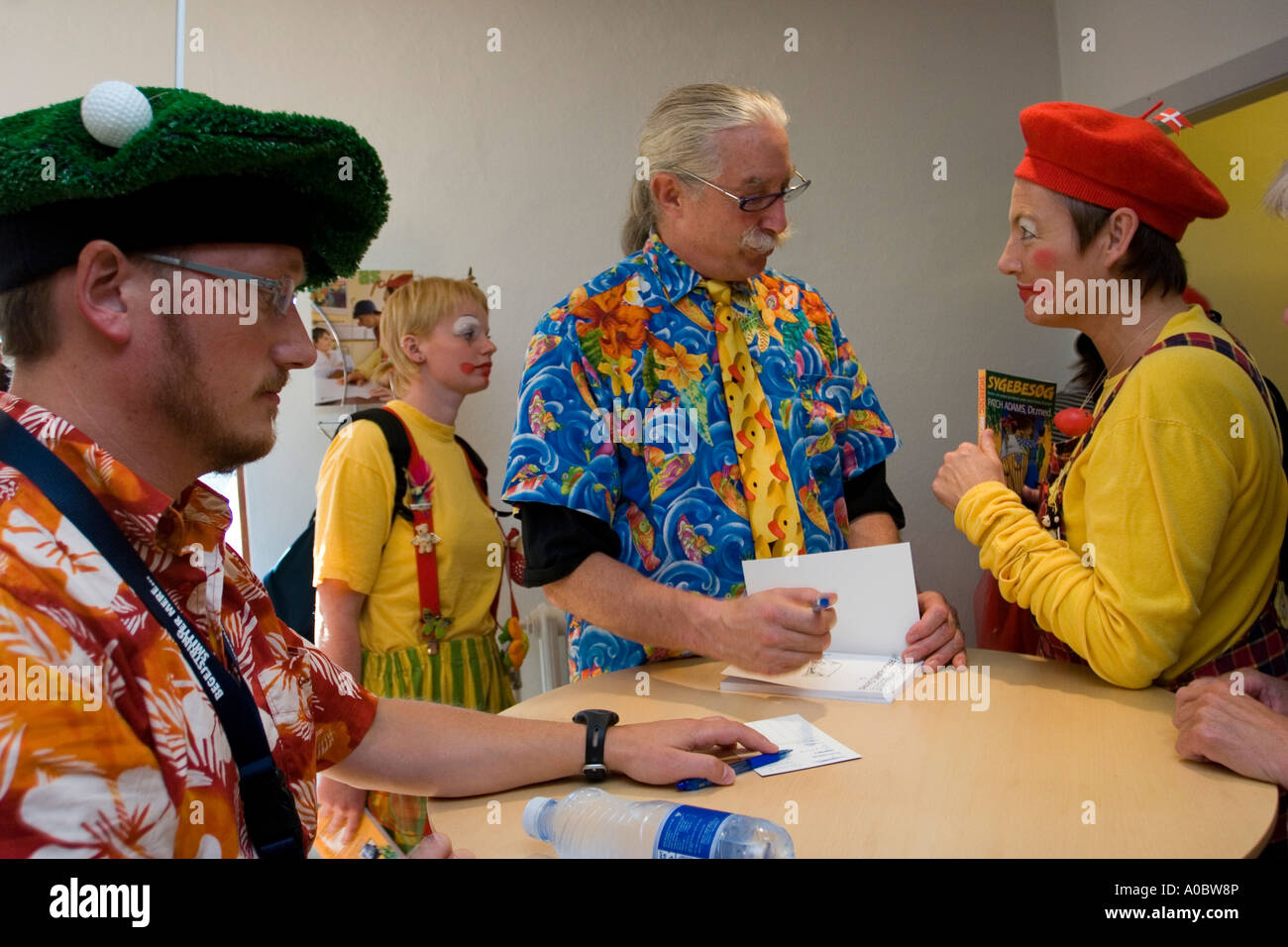 Die Hopital Clown Patch Adams Unterzeichnung Bücher und treffen fans Stockfoto