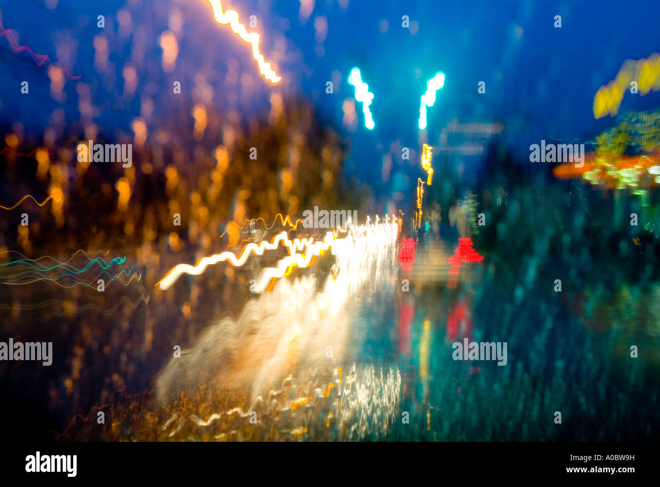 Autos Beschleunigung auf der Autobahn im regnerischen Wetter, USA Stockfoto