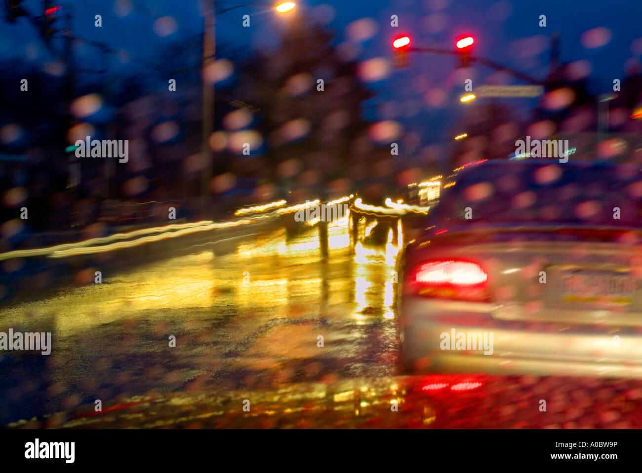 PKW LKW & LKW auf Autobahn USA beschleunigen Stockfoto