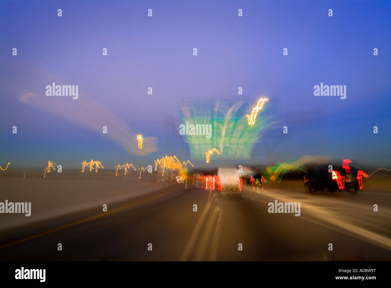 PKW LKW & LKW auf Autobahn USA beschleunigen Stockfoto