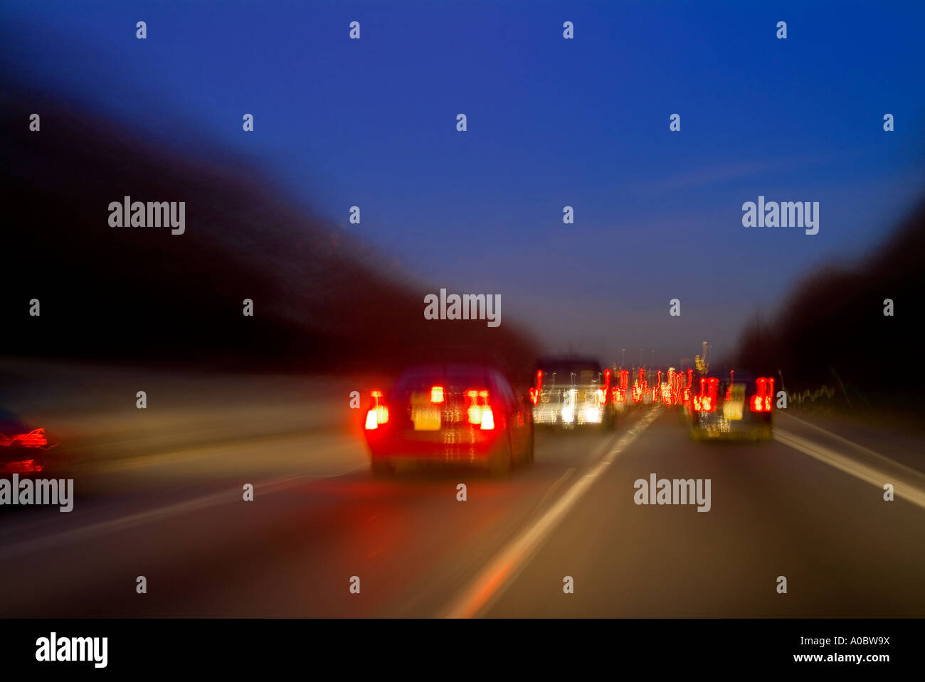 PKW LKW & LKW Beschleunigung auf der Autobahn, USA Stockfoto