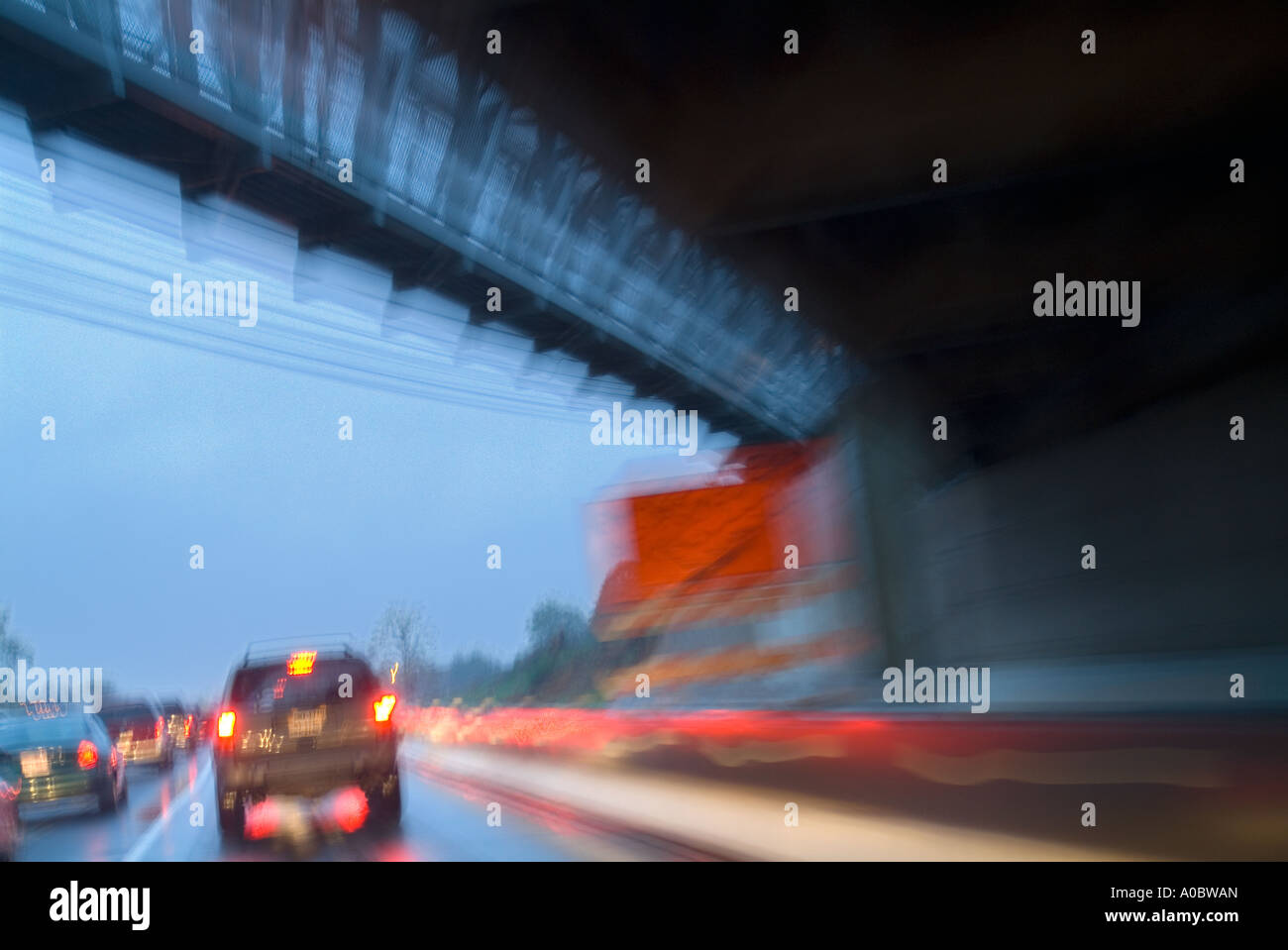 Autos LKW & LKW Geschwindigkeitsüberschreitung auf Autobahn und Unterführung, USA Stockfoto