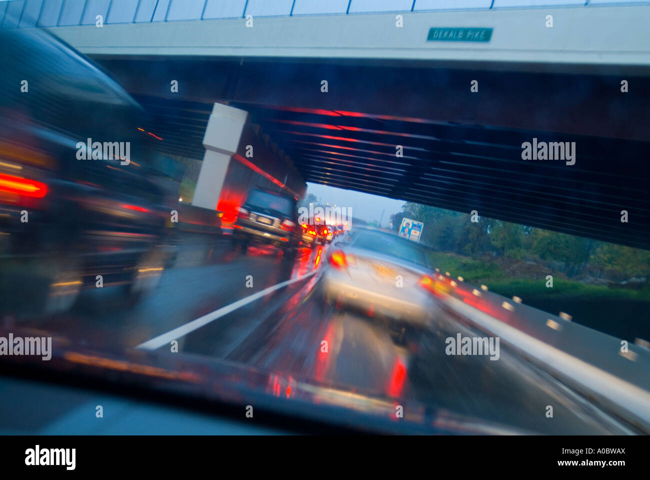 PKW LKW & LKW Beschleunigung auf der Autobahn, USA Stockfoto