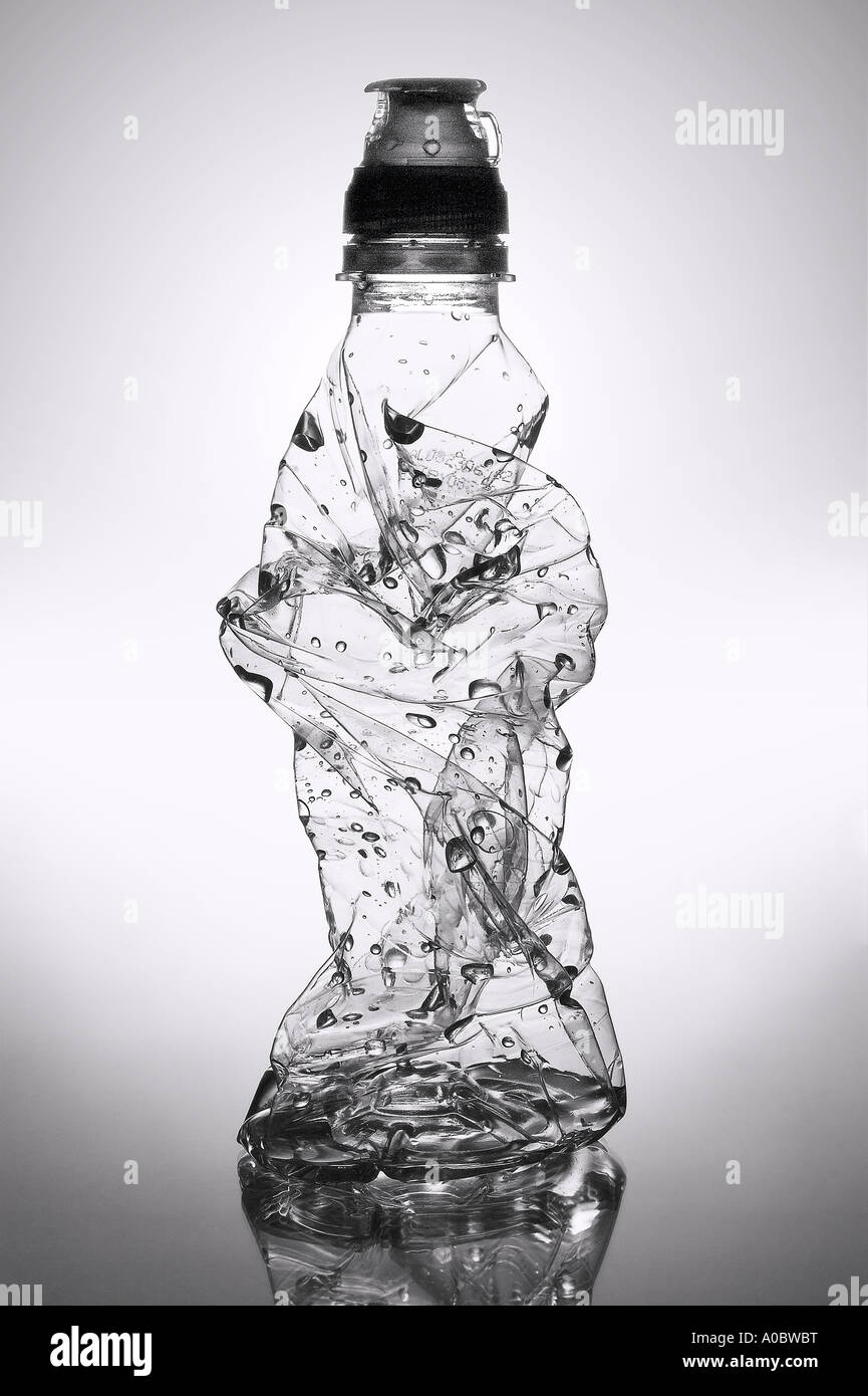 Verdrehte leere Wasserflasche Studio Stillleben, bereit für Recycling Stockfoto