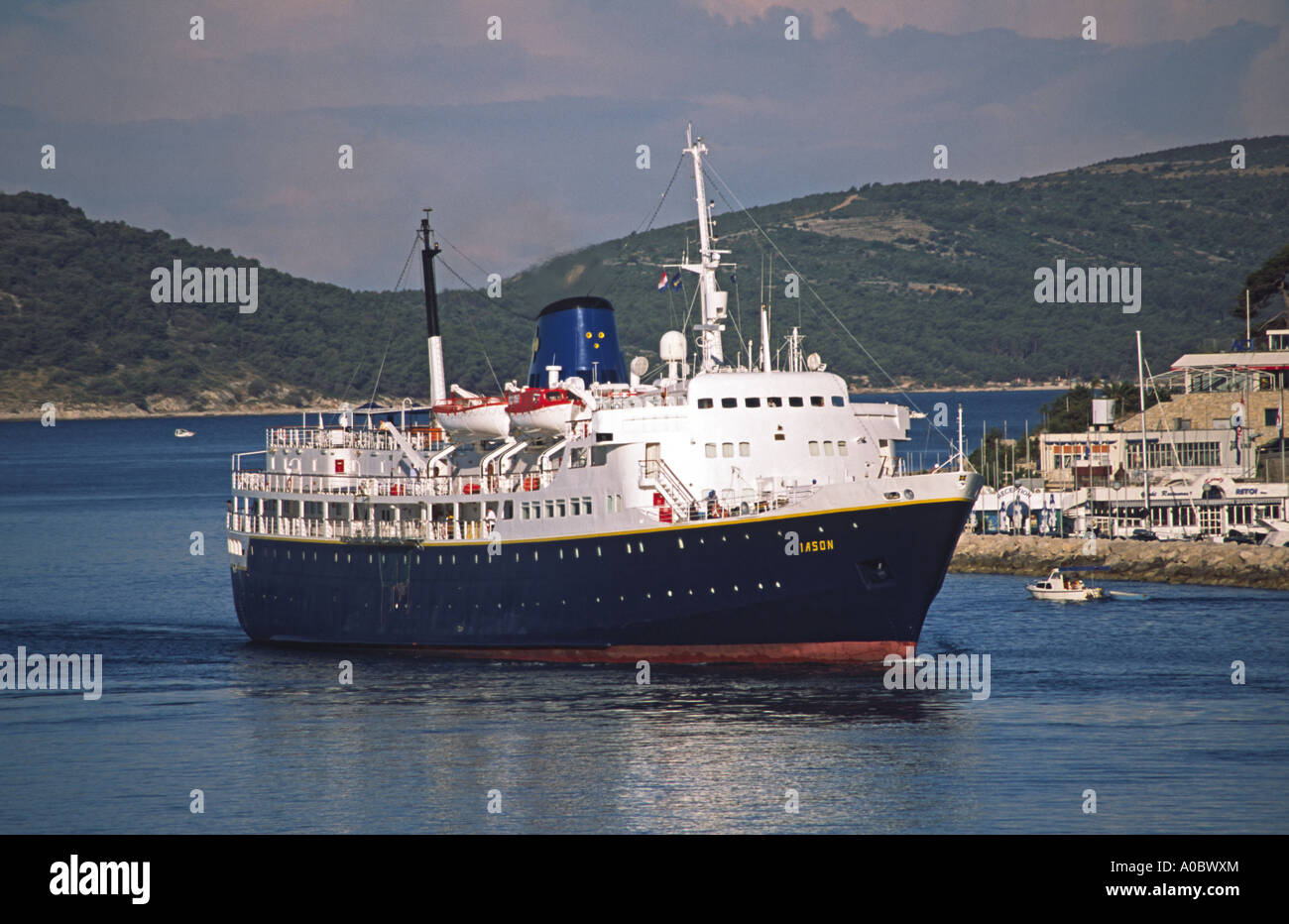 Das griechische Kreuzfahrtschiff Jason betritt den Hafen von Split in Kroatien. Stockfoto