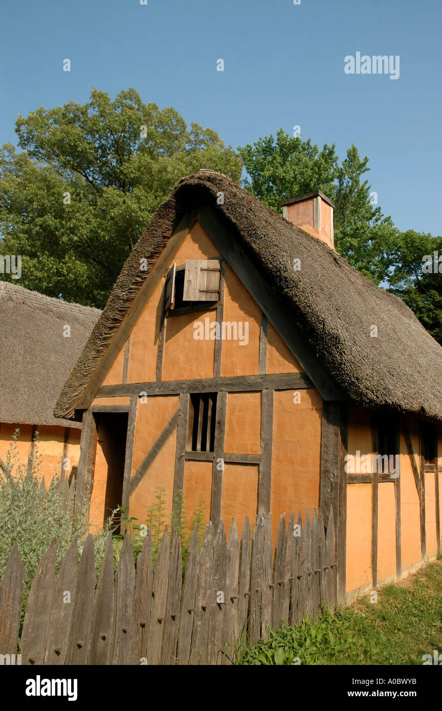 Jamestown Regelung Living History Museum zuhause wohnen Architektur Stroh Dach Holzzaun Alltag ersten Kolonisten Stockfoto