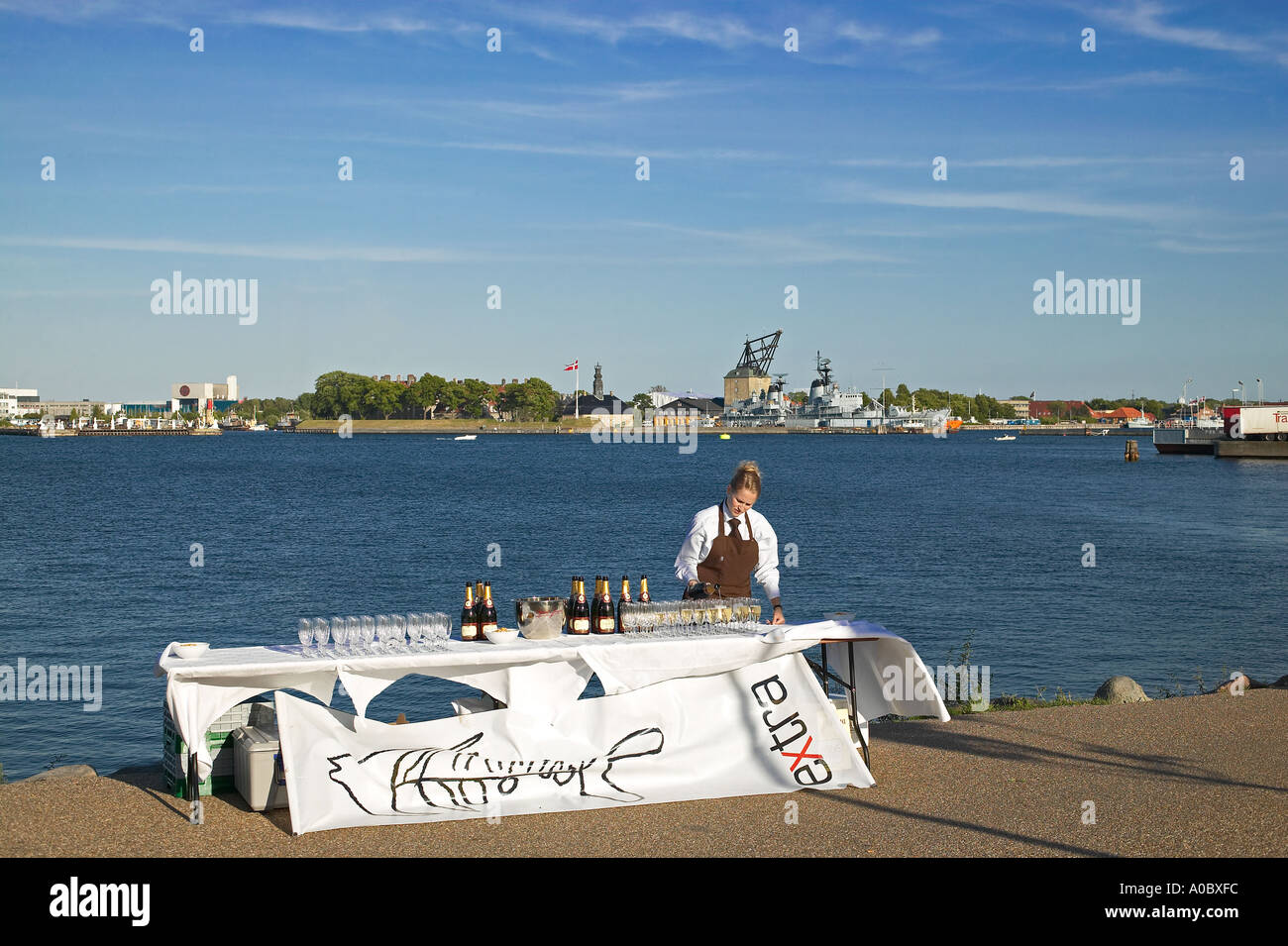 Barkeeper füllen Champagnergläser an der Freiluftbar an der Promenade „Langelinie“, Hafen Kopenhagen, Dänemark, Europa Stockfoto