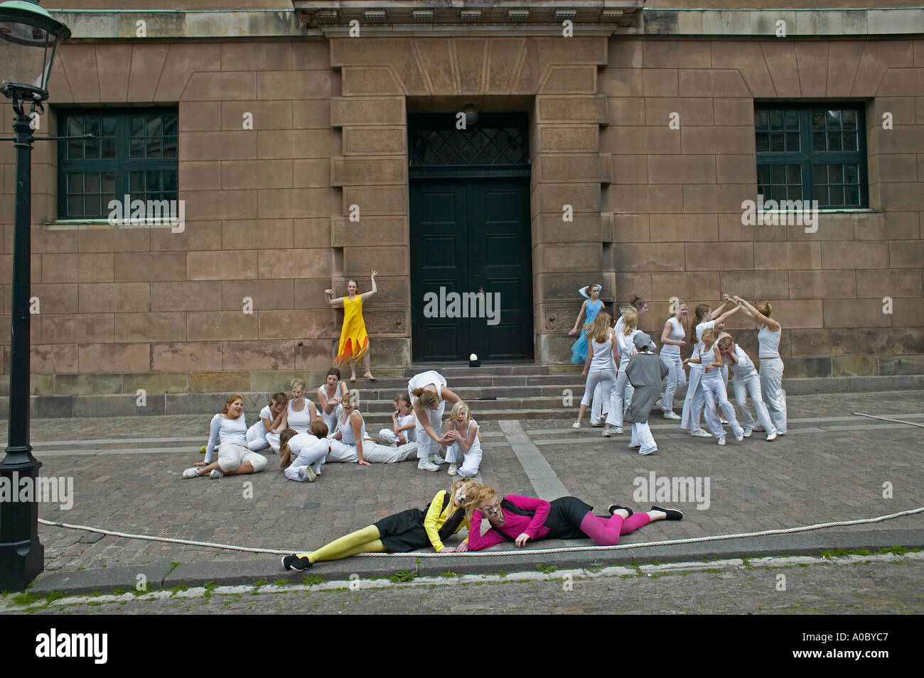 Studenten und Schüler Mädchen rehearsaling ein Spiel vor der Universität, Kopenhagen, Dänemark, Europa Stockfoto