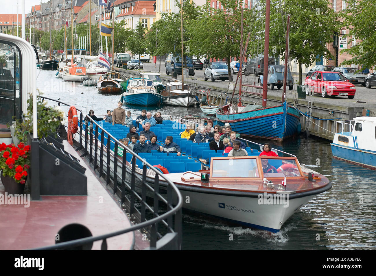 Sightseeing Tourenboot auf Christianhavn Kanal, Kopenhagen, Dänemark Stockfoto