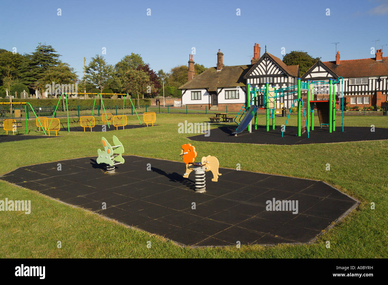 Kinder * Spielplatz Thornton Hough Dorf Wirral Merseyside England Stockfoto