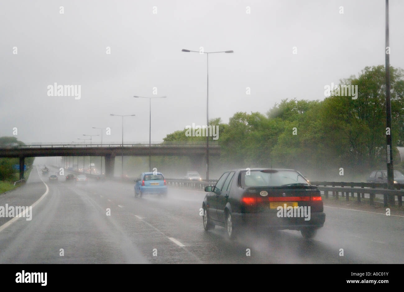 Verkehr auf der Autobahn M6 England im Regen fahren Stockfoto