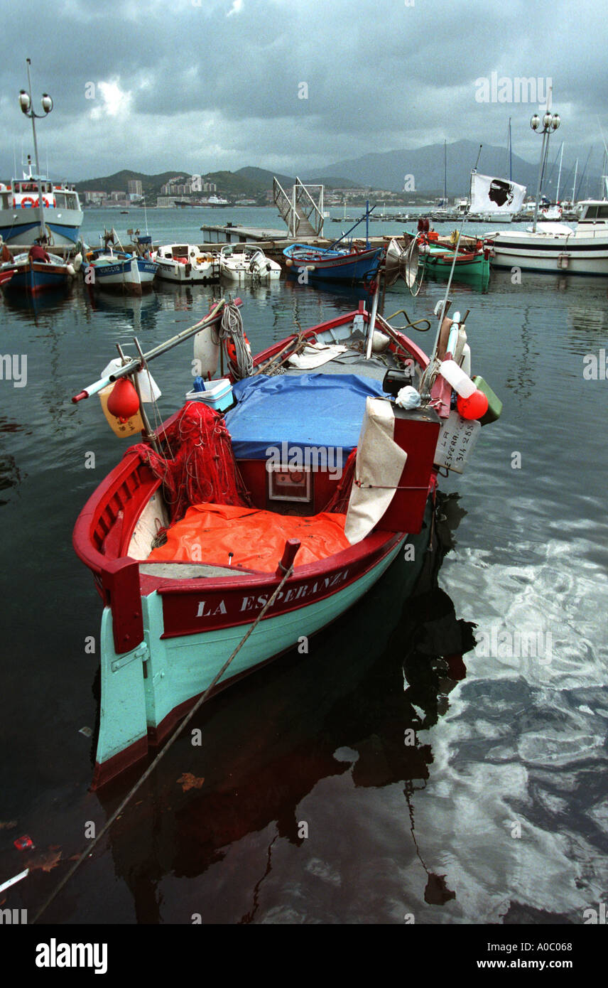 FISCHERBOOT IM HAFEN VON AJACCIO KORSIKA Stockfoto