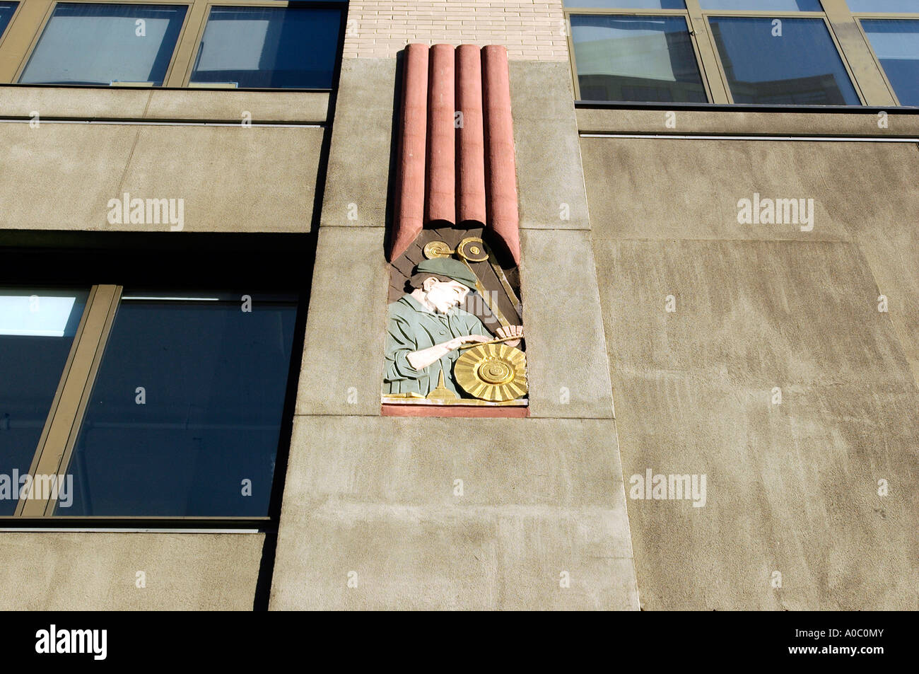 Bas-Relief-Dekorationen der Handwerker und Arbeiter schmücken die Jugendstil-Fassade des 100 Avenue of the Americas in Soho in New York City Stockfoto