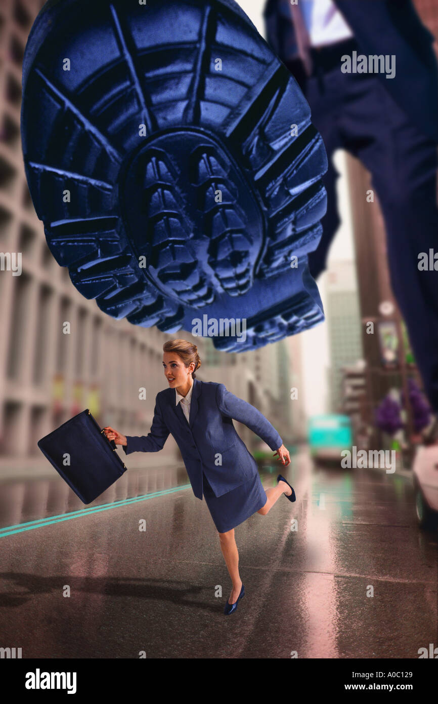 Geschäftsfrau aus großen Schuh laufen Stockfoto